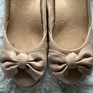 Gorgeous genuine leather nude flats. Size is 7 W